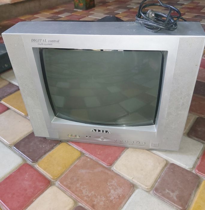 Телевизоры и видеомагнитафон