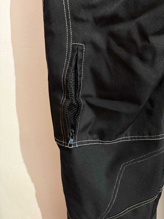 Pantaloni Moto textil in stare foarte buna, marimea L, cu protectii sold si genunchi