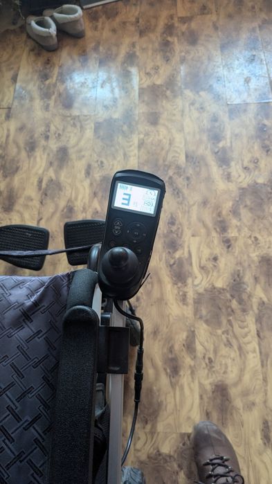 Компактна електрическа инвалидна количка с джойстик