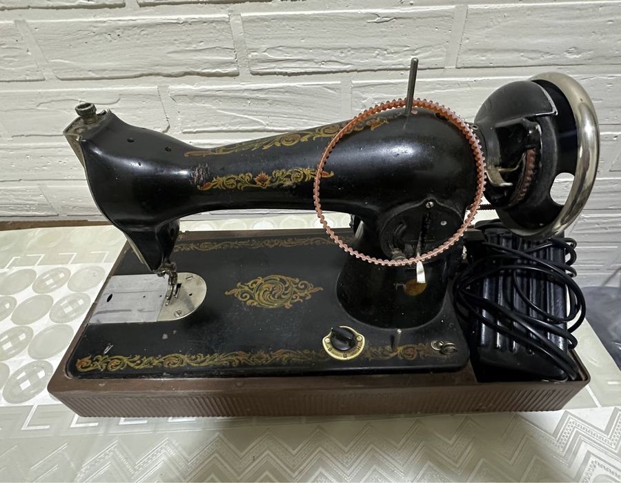 Швейная машинка с педалью