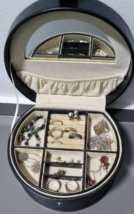 Cutie spaţioasā de bijuterii