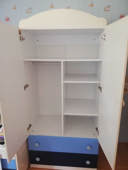 Гардероб и бебешко легло