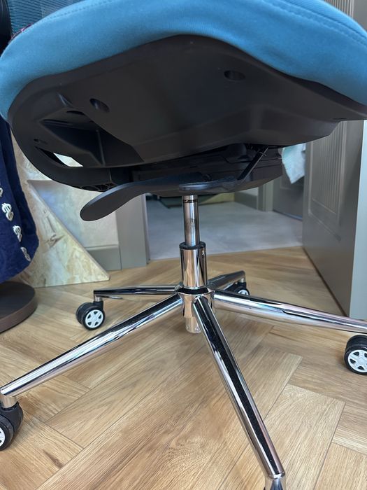 Тканевое эргономичное кресло с поворотным механизмом