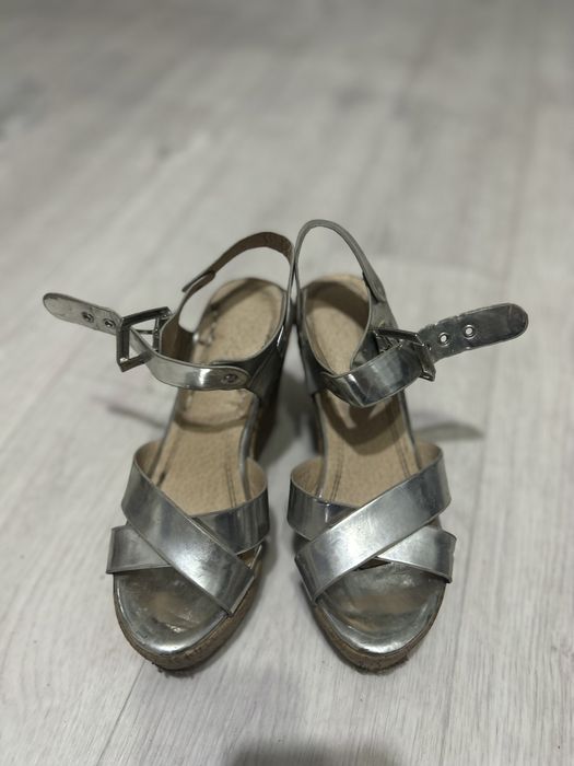 Отдам даром обувь