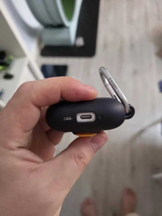 AirPods Pro 3 оригинал + чехол Spigen с карабином