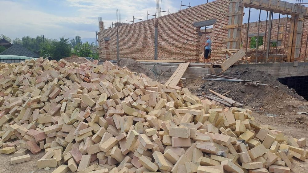 Красный кирпич с завода