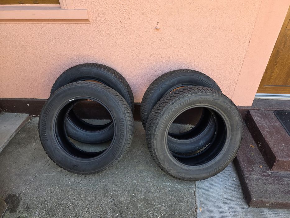 Vând anvelope de iarnă Bridgestone  235/60/18