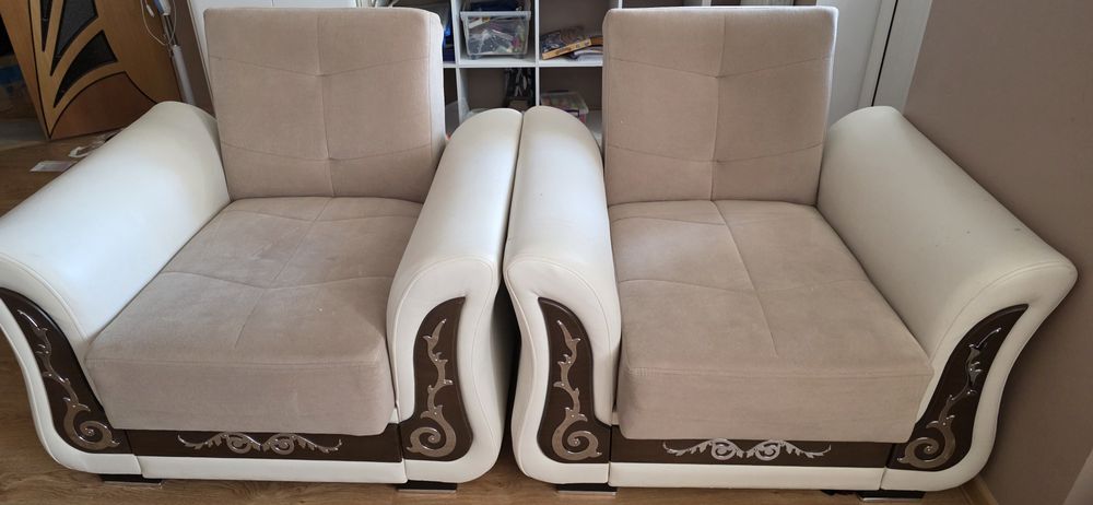 два мягких кресла