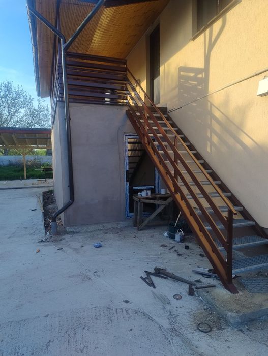 Scara exterioara și  balustrada cu poarta mica rulanta