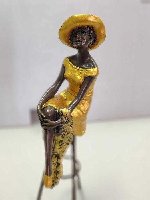 Vând statuie Lady at the Bar ,din bronz