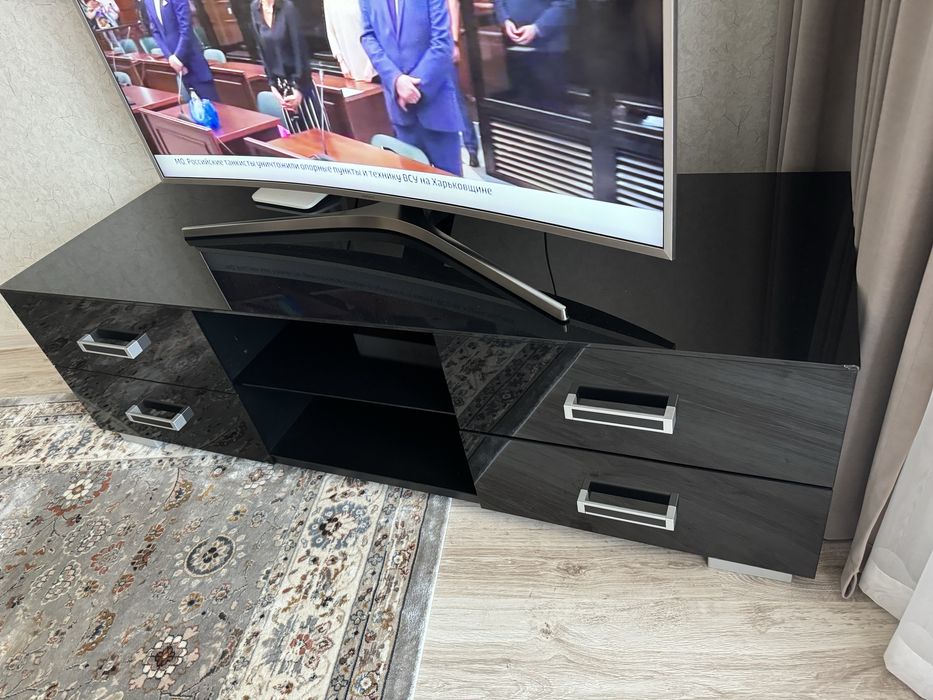 Продам тв тумбу в отличном состоянии