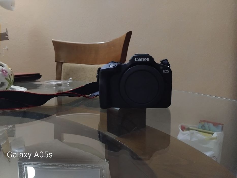 Продавам  фотоапарат- Canon EOS R100 RF-S 18-45 mm F4.5-6.3 IS STM KIT