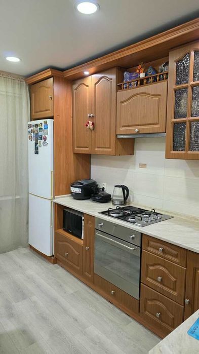 Продам кухонный гарнитур с техникой
