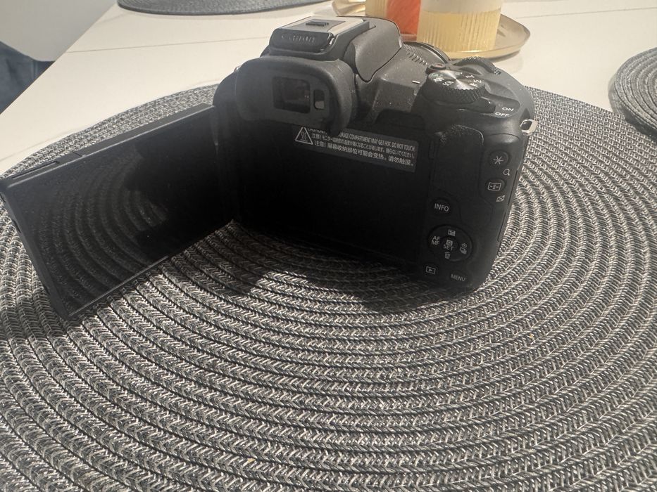 Canon EOS R50 + портретен обектив