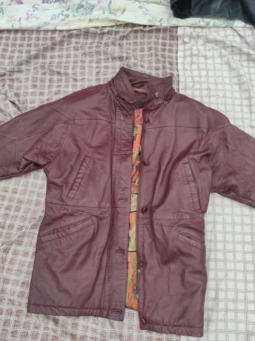 Vand geaca de piele pe negru si grena, 2 haine piele negre,o vesta nea