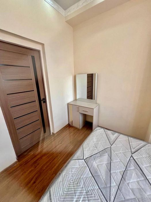 Yangi mebellar bilan jihozlangan issiq va shinam kvartira