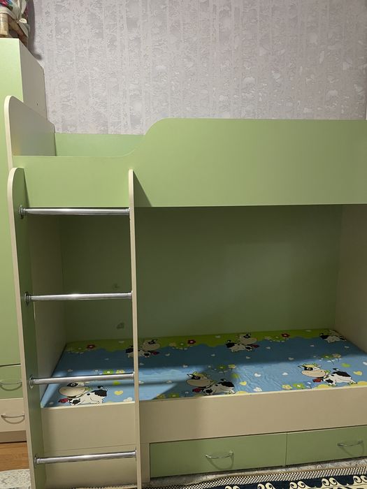 двухэтажный диван,шкаф