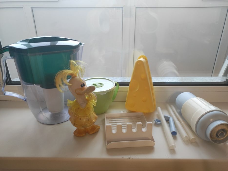 Посуда: сырница, подставка под крышку и ложку, помпа для воды,  фильтр