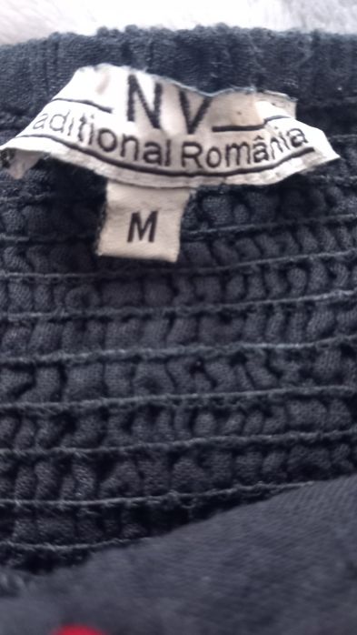 Fustă neagră cu motive tradiționale