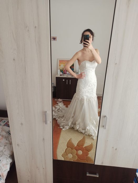 Rochie de mireasa necununata, model sirena cu trena cu fluturi