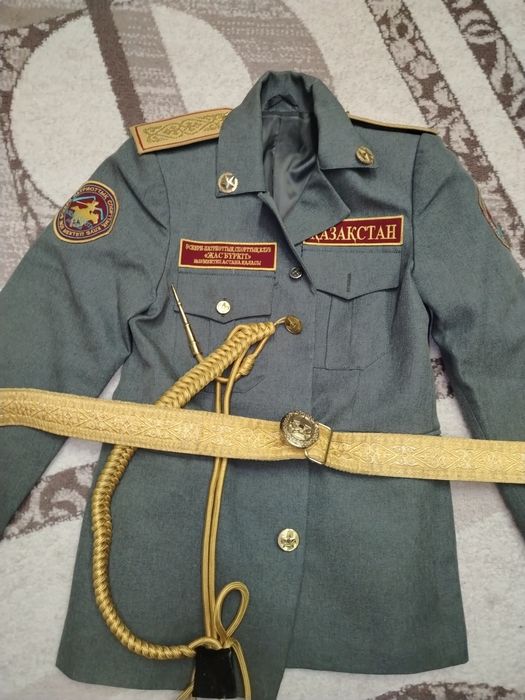 парадную военную форму.