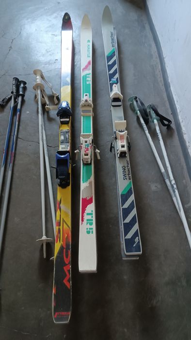 Vând schiuri clăpari și patine tot ce se vede în poză