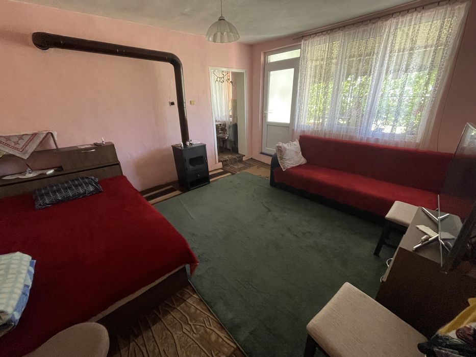 Продава КЪЩА с гараж и двор с.Межден