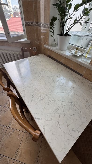 Продам кухонный стол со стульями