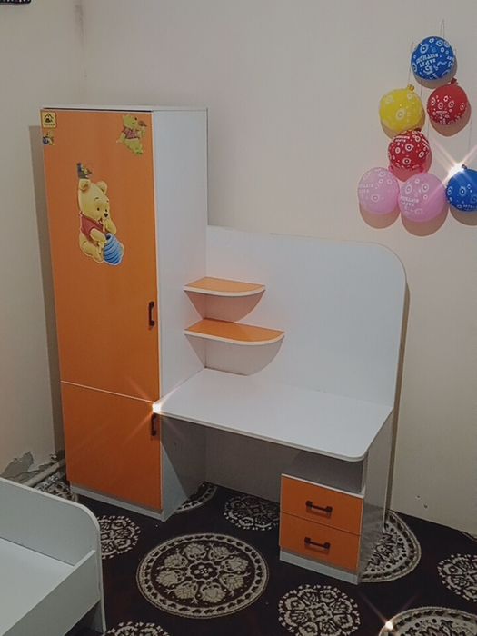 Yangi bolalar shkafi stol bilan, sabzirangda juda chiroyli mebel