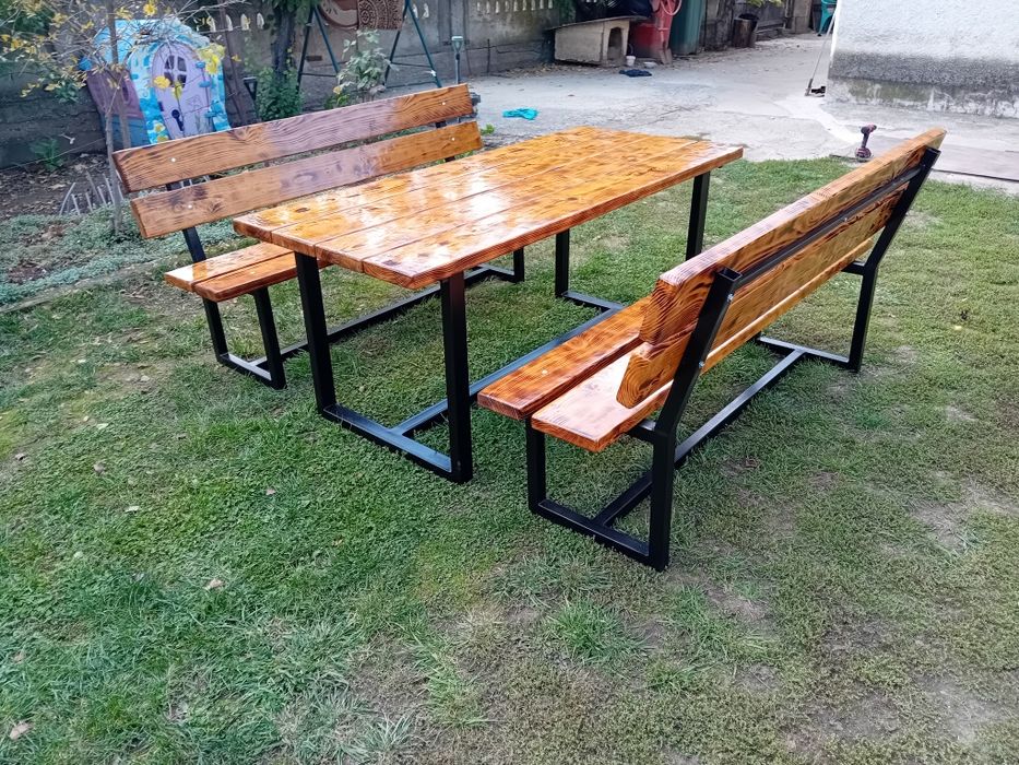 Set masă și bănci de terasă – lucrat manual, lemn ars și cadru metalic