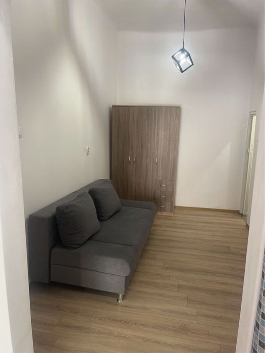 Vand Garsoniera la curte comuna