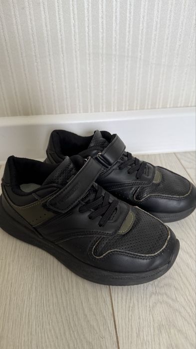 Кроссовки для школьников