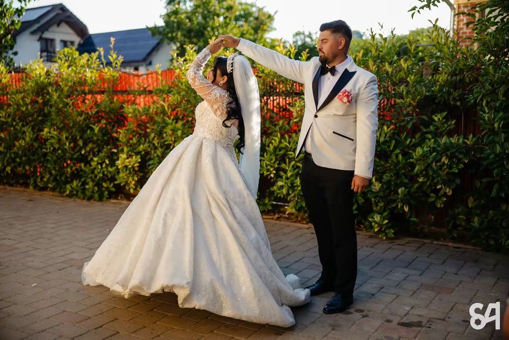 Vând rochita de mireasa este pe corset reglabil