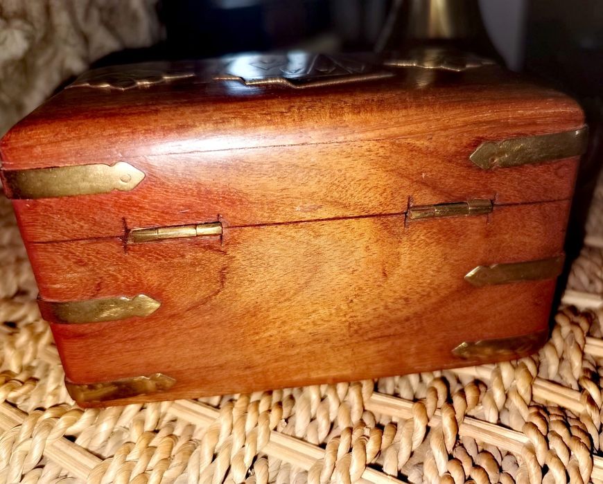 Антикварна дървена кутия с месингов обков с две тестета карти