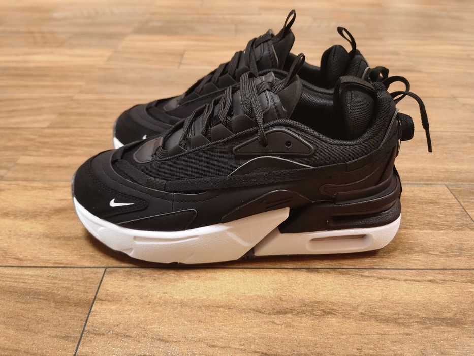 Продавам нови дамски маратонки Nike Air Furyosa черно бял 37,38,39,40
