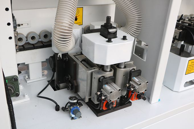 Закаточный станок DELTAMACHINERY DM-400F автомат
