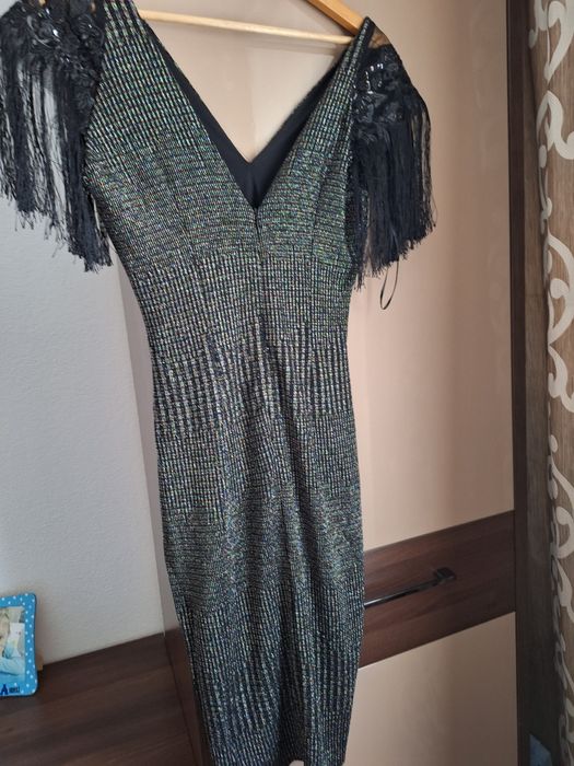 Rochie de seara cu paiete la umeri și franjuri