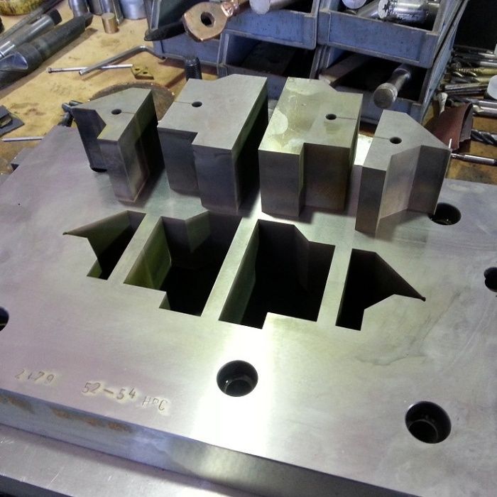 Электроэрозионный проволочно-вырезной станок DK7763