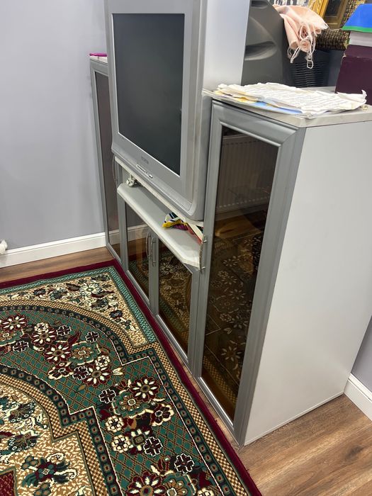 Срочно продоётся Подставка и телевизор