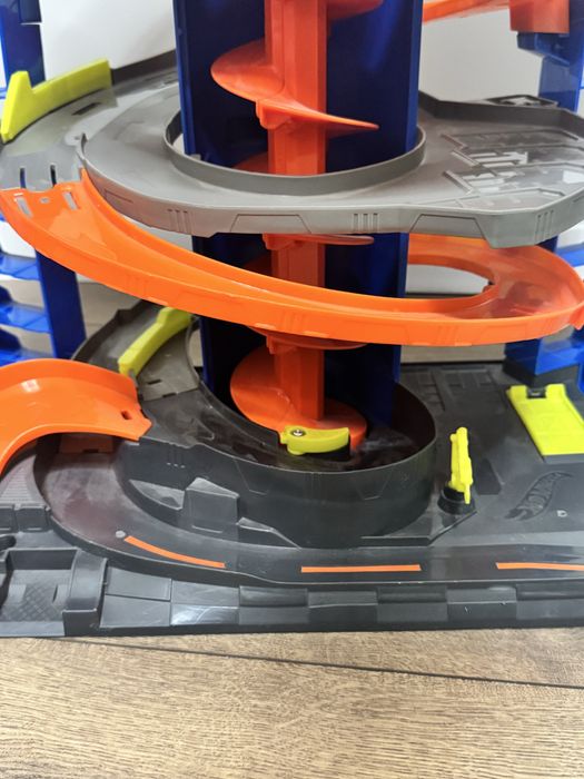 Продам Hot wheels mega garage