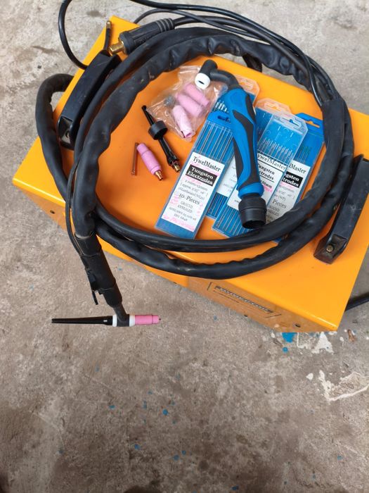 Сварочный инвертор СВАРОГ TIG200P