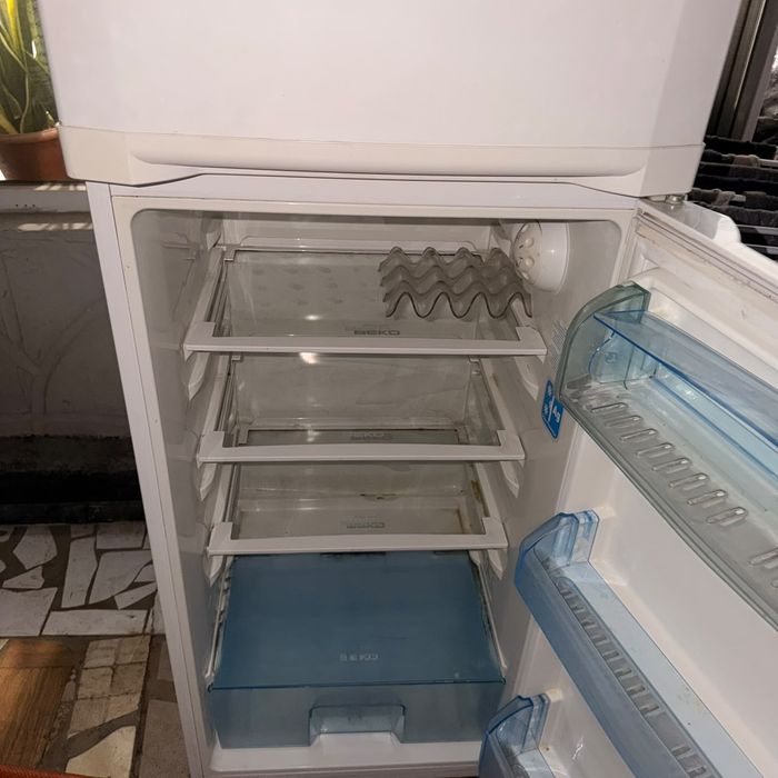 Продам холодильники на запчасти.