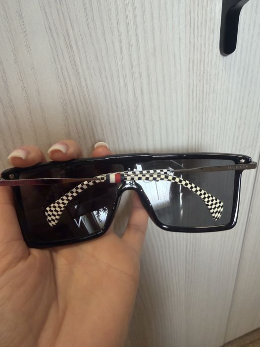 Ochelari editie limitata Tommy Hilfiger x Gigi Hadid