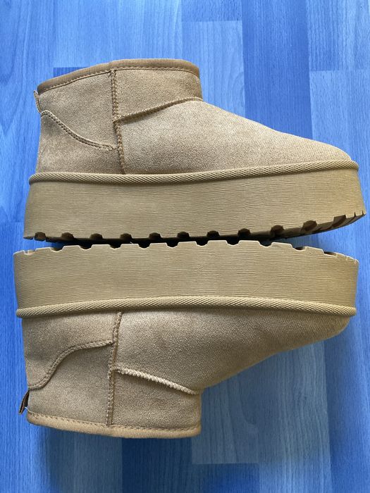 Бежови ботуши.