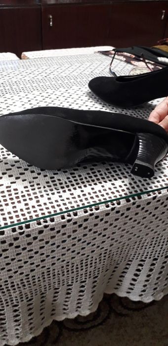Продавам черни дамски обьвки