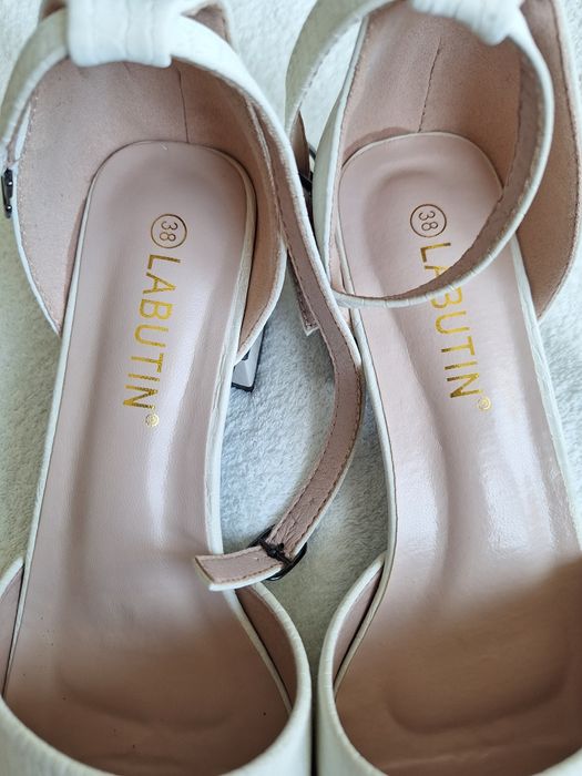 Белые Босоножки новые 38 размера