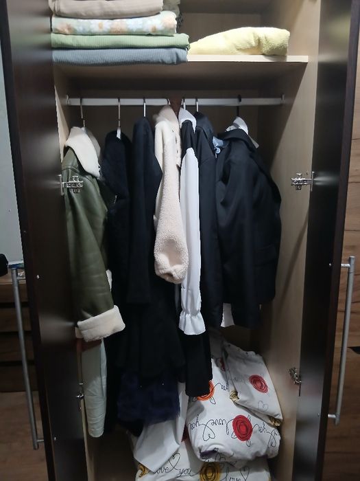 Продаётся шкаф срочно .15.000