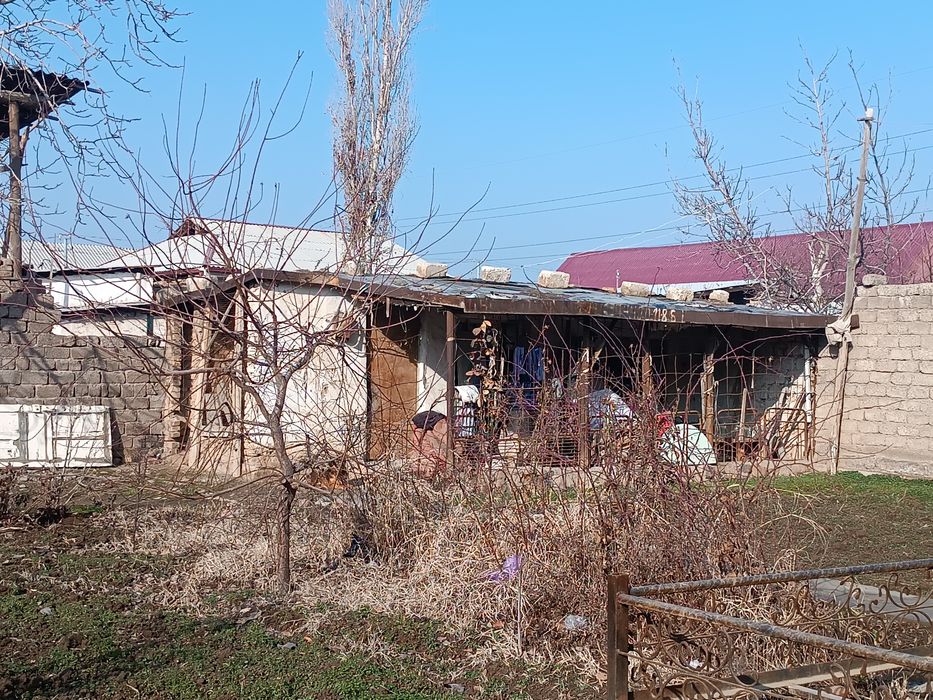 Srochna hovli uy sotiladi uzumbogda 6 sotix