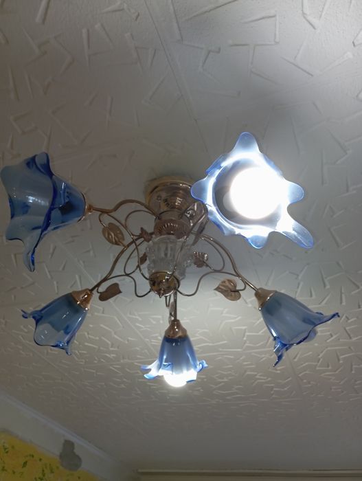 Продам люстру в рабочем состоянии
