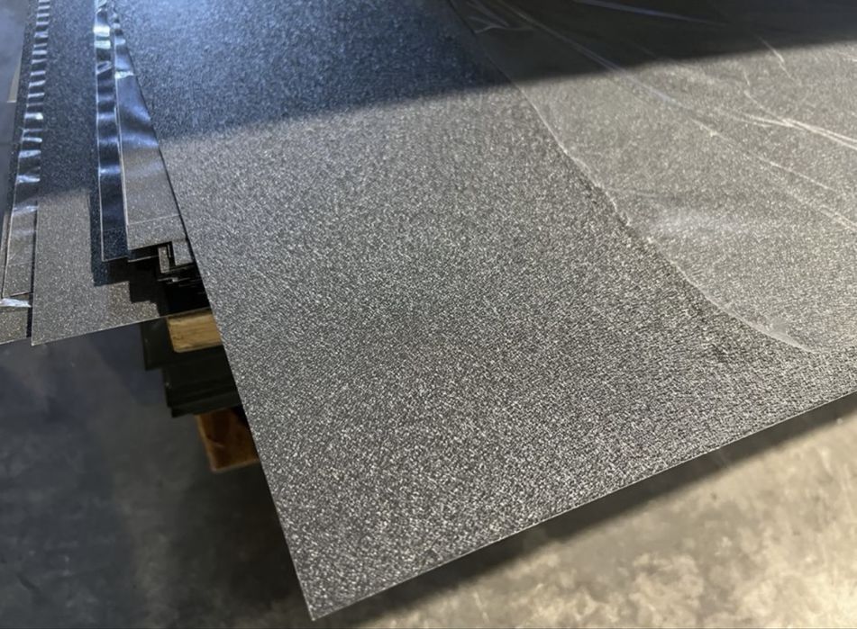 Țiglă metalică Nobel gri antracit 7016 pentru acoperișuri case lățime utilă 1020 grosimi cuprinse între 0.5-0.6 MM